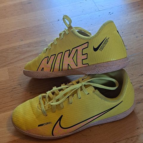 Nike innesko / fotballsko / futsalsko, str 35