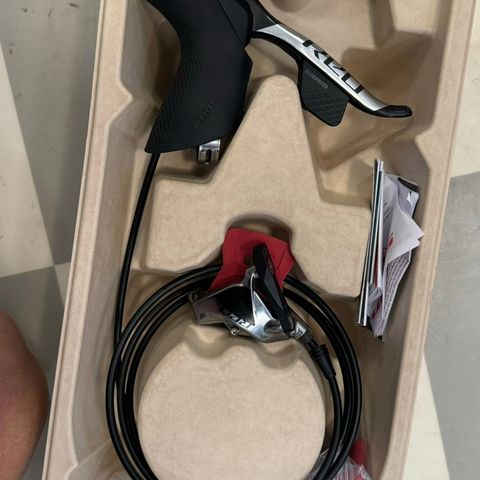 2023 SRAM Red eTap AXS hendeler og brems