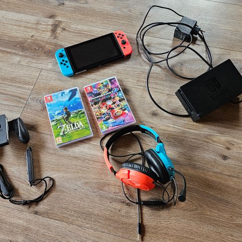 Nintendo Switch med 2 spill, dock og kontroll og øreklokker
