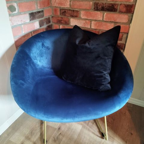 Flott blå fløyelsmyk stol fra Bohus