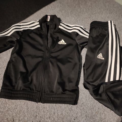 Adidas joggedress 120(liten i str)