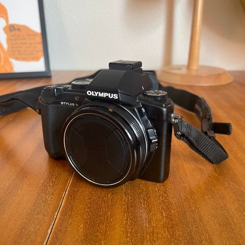 Olympus Stylus 1s | 12mp | 10,7x Zoom | Digitalkamera | Som nytt