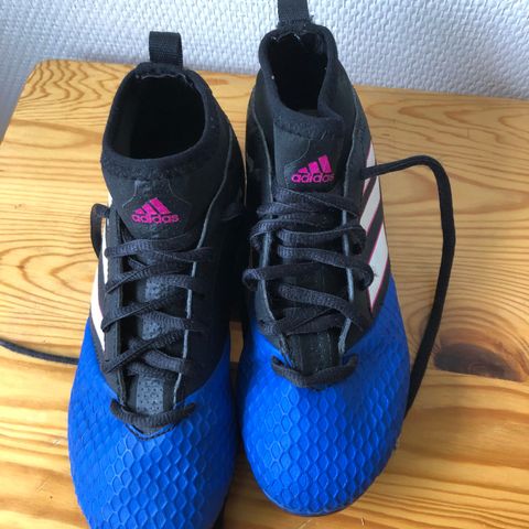 Adidas fotballsko str. 33