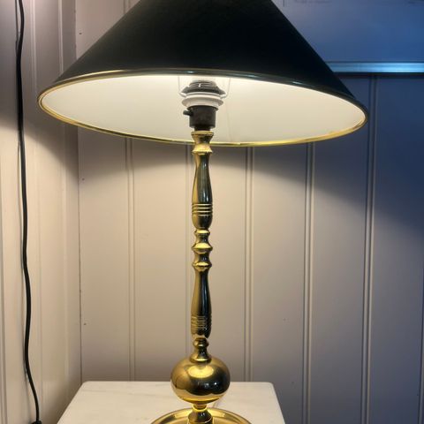 Elegant messinglampe