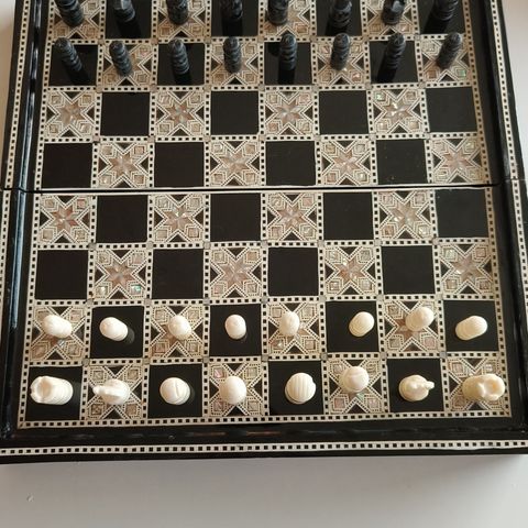 Håndlaget sjakk og backgammon spill