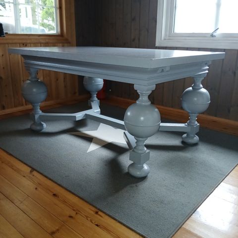 Gammelt bord fra Porsgrund Porselænsfabrikk.