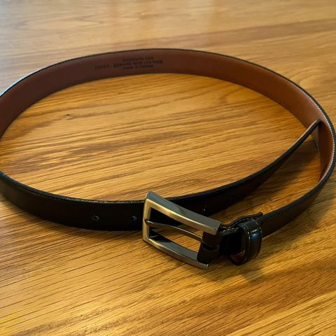 Svart vegansk belte «leather look» fra Truthbelts.com