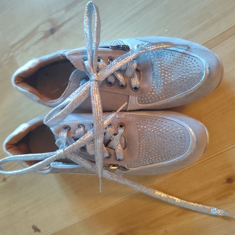 Stilige sneakers i hvit med bling str 40
