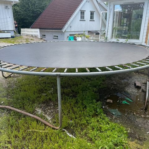 Trampoline 4m uten sikkerhetsnett gis bort. Solid og god kvalitet