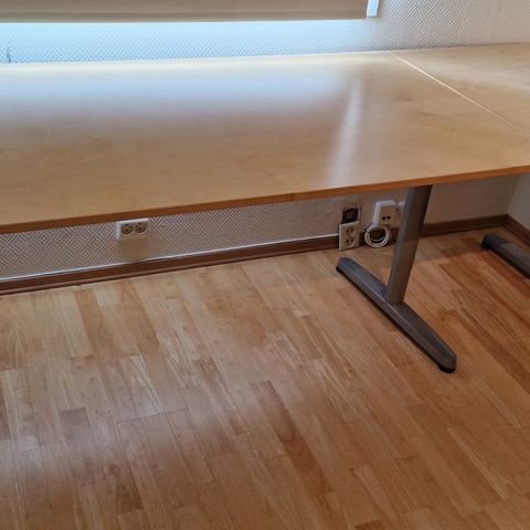 Galant 11501 skrivebord / arbeidsbord