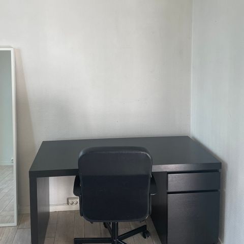 Skrivebord/pult og stol