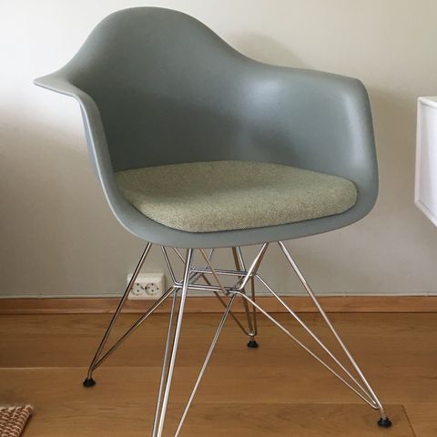 Eames DAR armstol