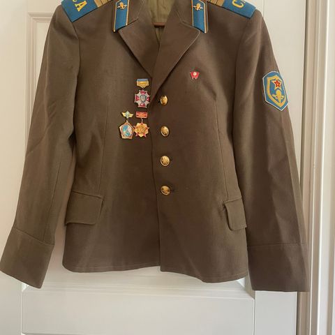 Ukrainsk militærjakke med medaljer, hatt og lue fra 1980-tallet