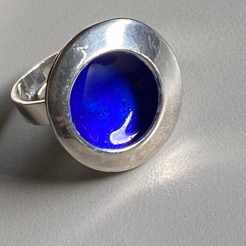 Justerbar Embla sølvring med vakker blå emalje