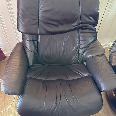 Ekornes Stressless modell L i brunt skinn med fotskammel