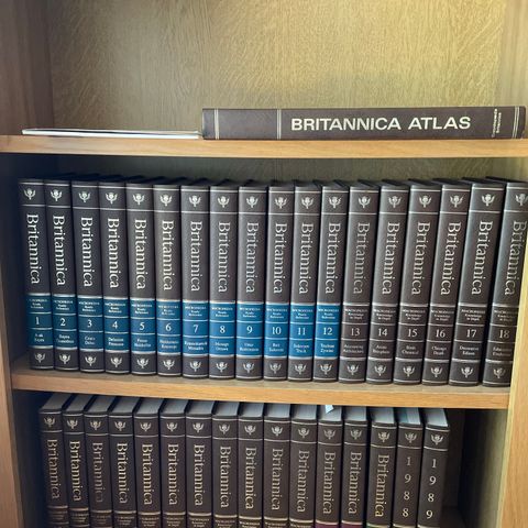 Britannica fra 1988 - 29 bind pluss ekstra