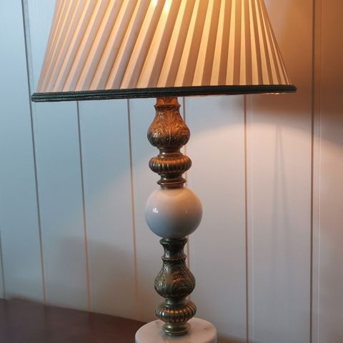 Flott lampe og skjerm selges