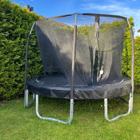 Stor og fin trampoline / sikkerhetsnett er defekt!