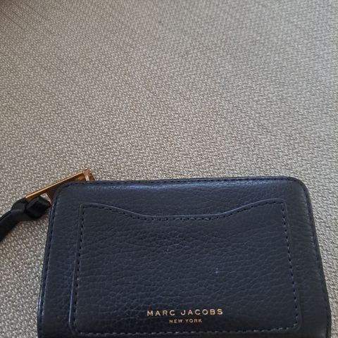 Pent brukt lommebok fra Marc jacobs selges