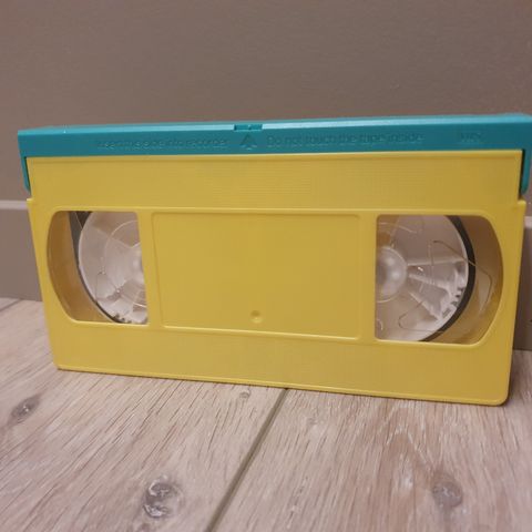 Gulgrønn VHS kasset