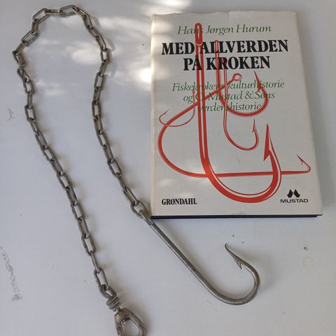 FISKEKROK 13,5 CM + METALLKJEDE 80 CM+  BOK