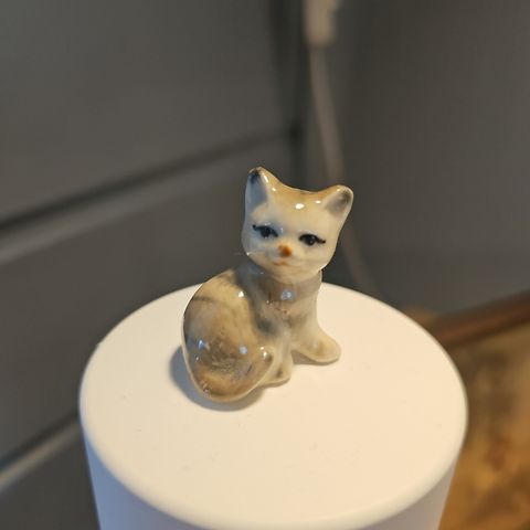 Liten katt i porselen