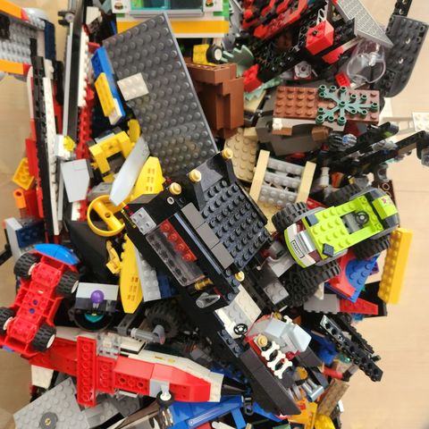 Over 7 kg Lego selges billig