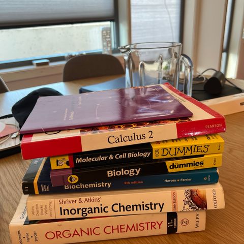 Bøker kjemi, matte og biologi gis bort