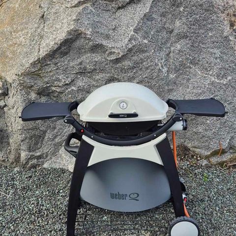 Weber gassgrill q2000 med trillebord og trekk