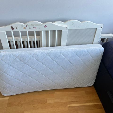 Baby bed with mattress