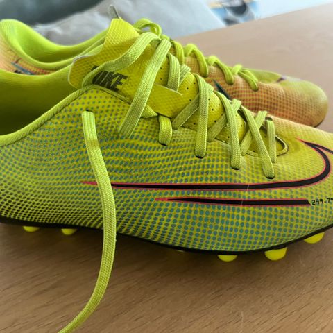 Nike fotballsko str 34