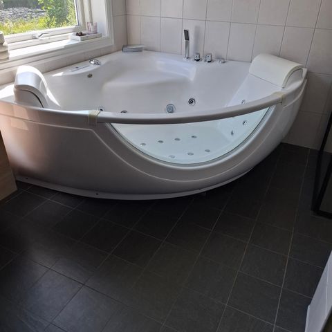 Whirlpool massasje badekar