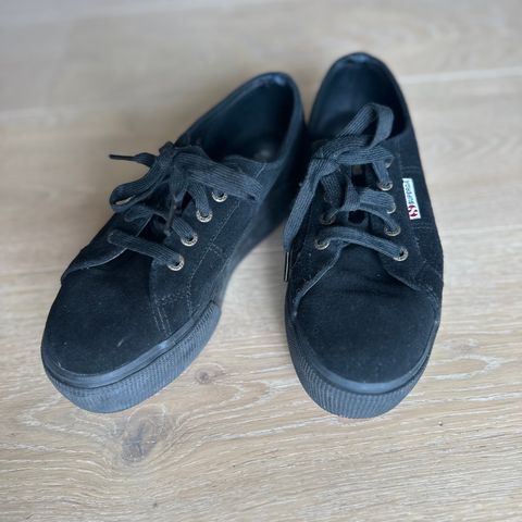 Flotte Superga sko i svart