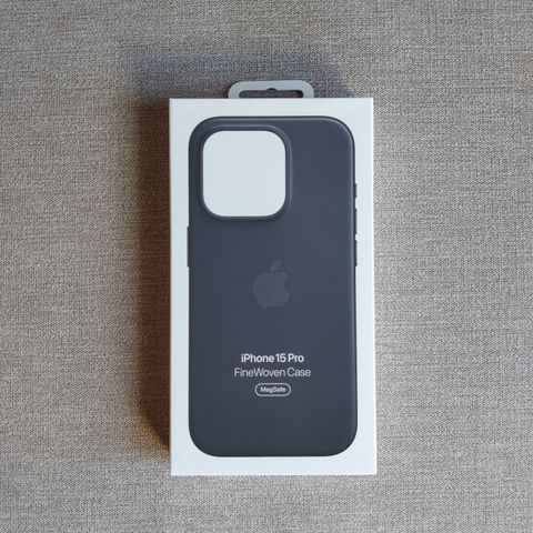 Finewoven deksel (svart) til iPhone 15 Pro