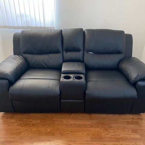 Recliner sofa svart, følger med et stuebord