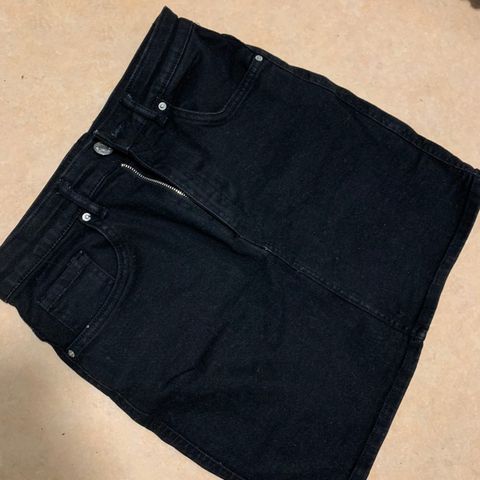 Jeans skjørt, kjole sort, kjole blå str m og vest str s .samlet kr 100