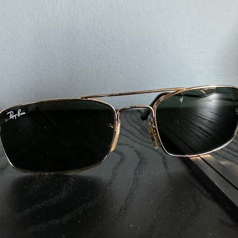 Ray-Ban 3309 solbrille i gull innfatning