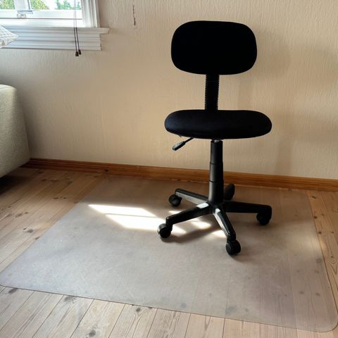 Sort kontorstol med gulvbeskyttelsesmatte