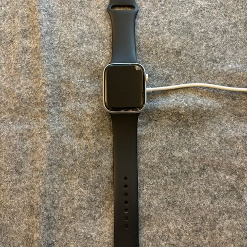 Apple Watch serie 5, 44mm se bilder og lese nøye 800kr ferdig prute