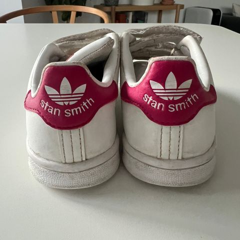 Pent brukte adidas sneakers