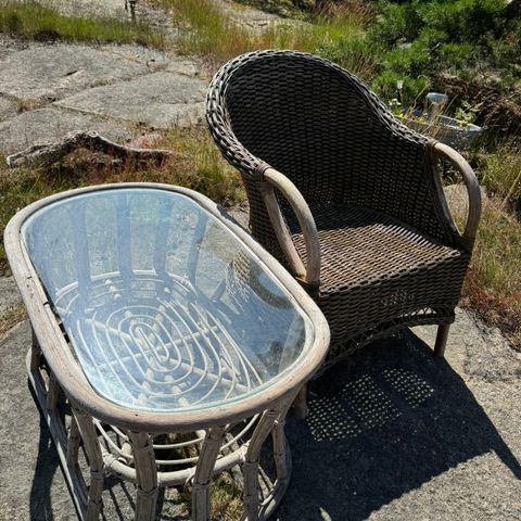 Rottingstol og lavt rottingbord med glassplate gis bort
