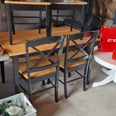 Kjøkkenbord med 4 stoler