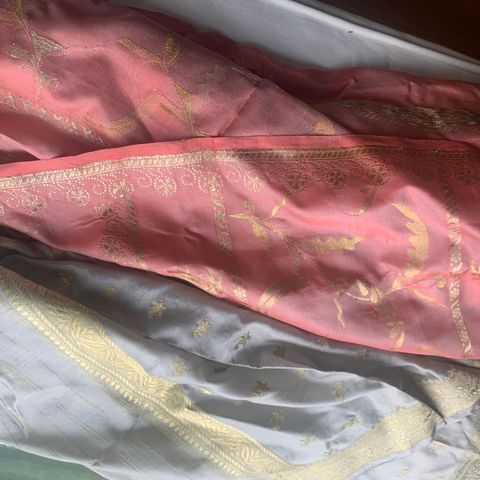 Sari av silke med guldbroderier. 2 stykker, ubrukte.