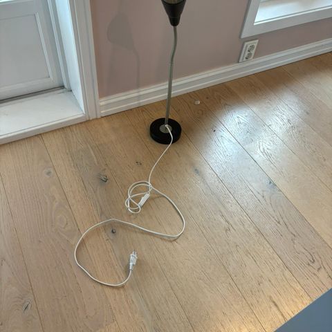 Skrivebordslampe fra IKEA gis bort