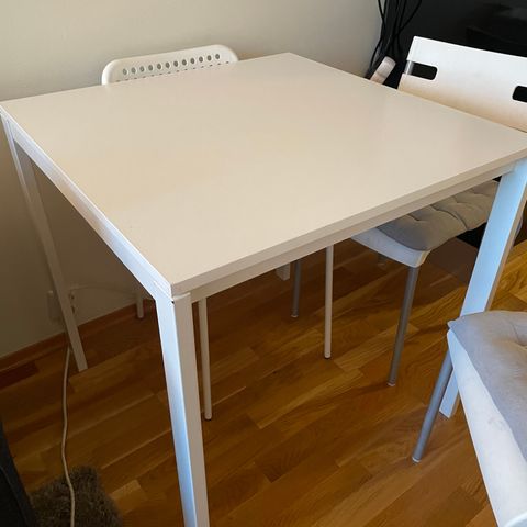 Spisebord(Meltorp ikea) og stoler