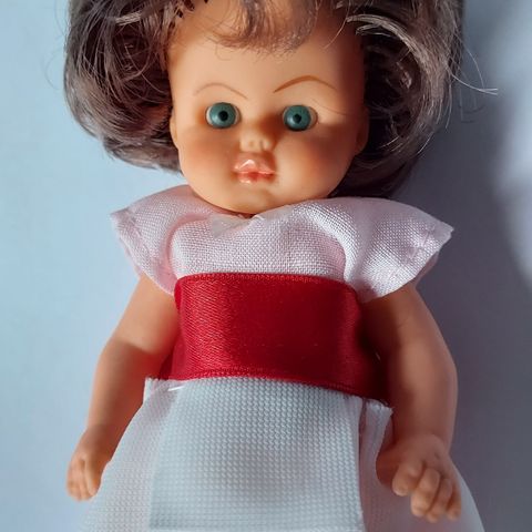 Vintage/retro: Lita gammel dukke med originale klær og sko, merket Ari.