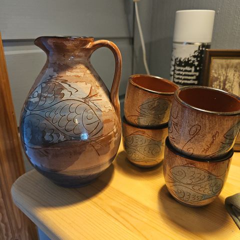 Keramikkmugge med 4 kopper