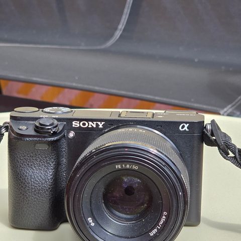 Sony A6300 med linse 5500 samlet- (Ny pris 10200,-)