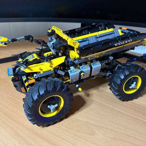 Lego Technic 42081 - Volvo Concept Wheel Loader ZEUX