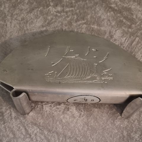 VIKINGSKIP MED LOGO UNDER/TINN/ALUMINIUM ?